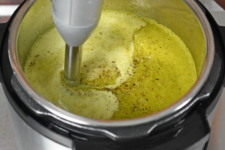 Instant Pot Curried Cream of Broccoli Soup by Michelle Tam http://nomnompaleo.com